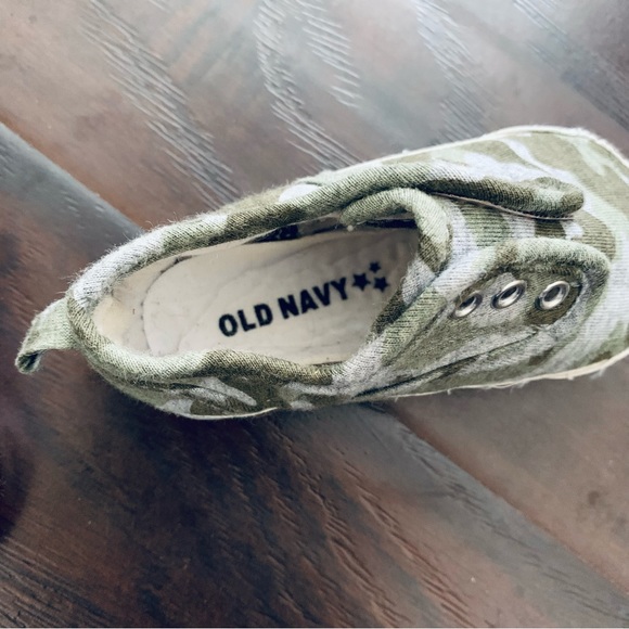 Old Navy Baby Cute Camo Easy Slip-On Soft Shoes | Size: 3-6m. | Color: Camo - Picture 7 of 9
